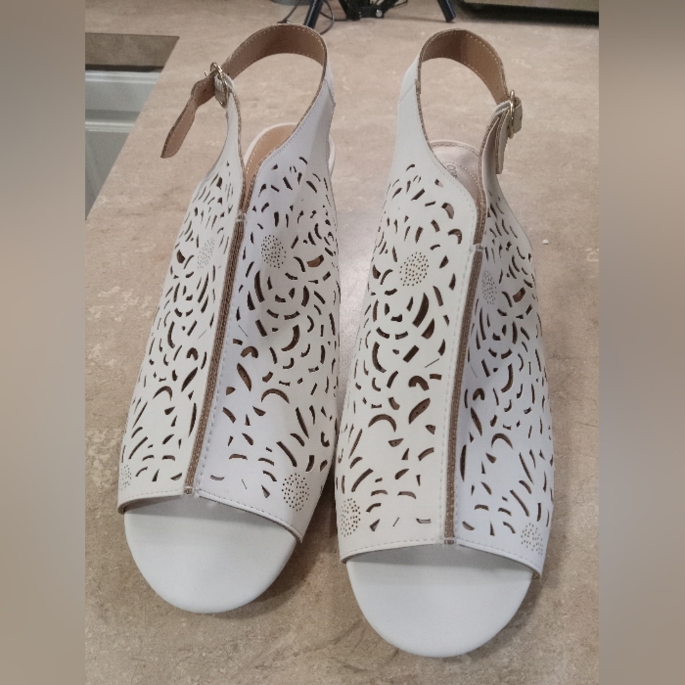 COMFORT VIEW Women's White Cutout Heels NWOT